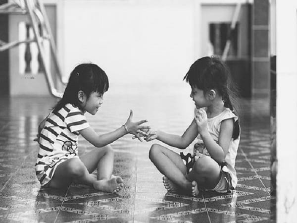 Oẳn tù tì là trò chơi dân gian phổ biến ở Việt Nam và gắn liền với tuổi thơ