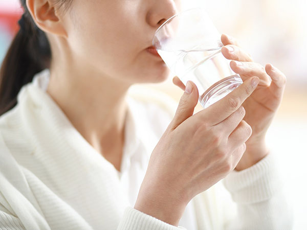 Mơ thấy uống nước may hay xui đánh con gì hốt tiền về ví?