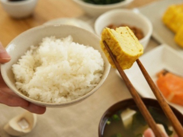 Điềm báo hên xui như nào khi nằm mơ thấy ăn cơm?