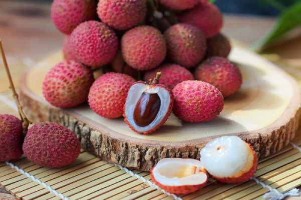 - Mơ thấy quả vải rơi xuống đất