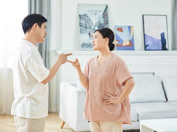 Mộng thấy bạn và vợ/chồng đánh nhau dữ dội