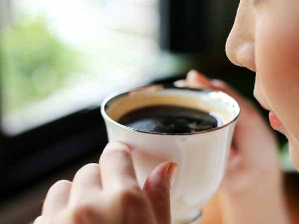 Chiêm bao thấy uống cà phê một mình trong không gian yên tĩnh