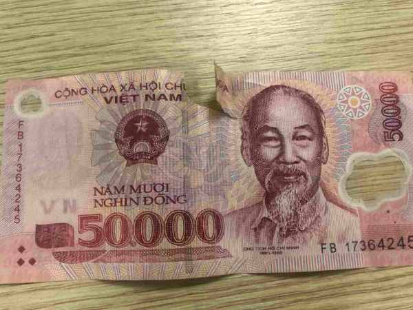 Ngủ mê thấy tiền rách trên đường