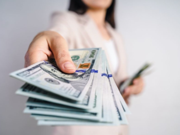 Ngủ mơ thấy người khác cho tiền thể hiện những điều gì?