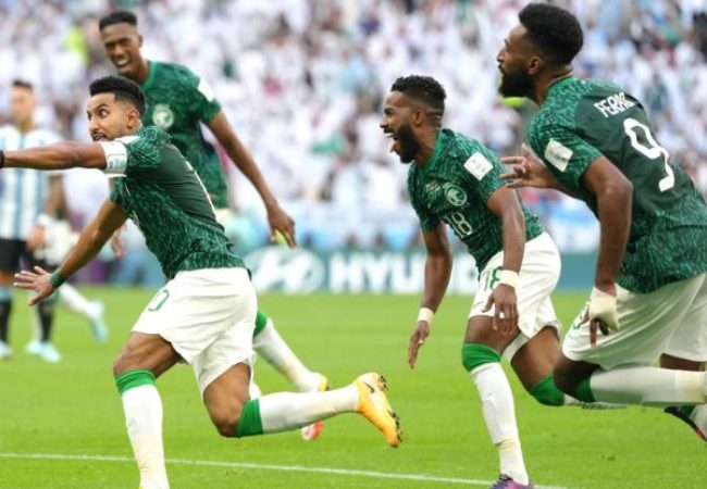 Saudi Arabia ghi bàn hiệu quả dù cầm bóng thấp