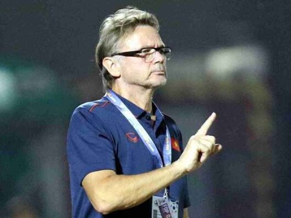 HLV Troussier trầm ngâm tính toán phương án chiến thuật