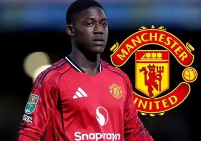 Kobbie Mainoo ký hợp đồng chuyên nghiệp với Manchester United vào năm 2022