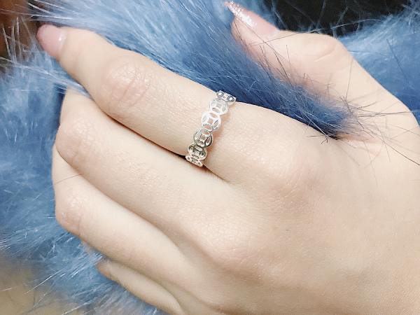 Mơ thấy tìm thấy hoặc nhặt được nhẫn bạc