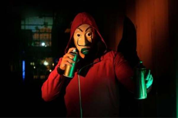 Ngủ mơ thấy người lạ vào nhà và ngồi lại rất lâu