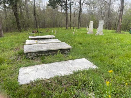 Khám phá ý nghĩa nằm mơ thấy 3 ngôi mộ là điềm gì, số mấy?