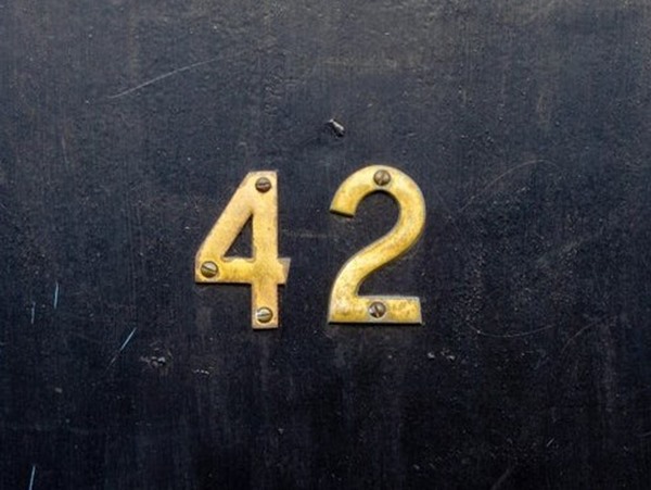 Khám phá ý nghĩa số 42 là gì? Đây có phải số lộc?