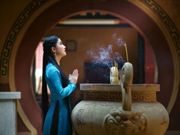 Mơ thấy đi chùa thắp hương