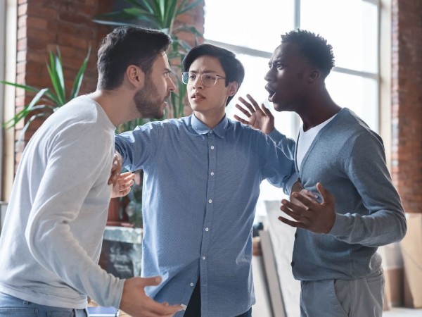 Nằm mơ thấy đánh nhau chảy máu là điềm gì, hung hay cát?